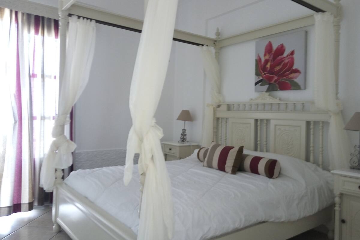 Minibar, in-room safe, soundproofing, WiFi (free)