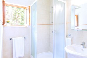 Vila, 4 quartos, terraço, vista para o mar | Banheiro | Chuveiro, secador de cabelo