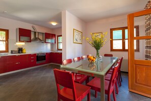 Villa, 4 camere da letto, terrazzo, vista mare | Cucina privata | Frigorifero, microonde, lavastoviglie, macchina per tè/caffè