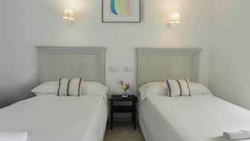 Dobbeltværelse - 1 dobbeltseng eller 2 enkeltsenge | Pengeskab på værelset, skrivebord, lydisolering, gratis baby-/barnesenge