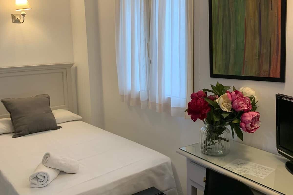 Eenpersoonskamer | Een kluis op de kamer, een bureau, geluiddichte muren, gratis babybedden