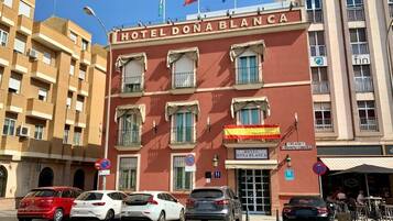 Façana frontal de l'allotjament