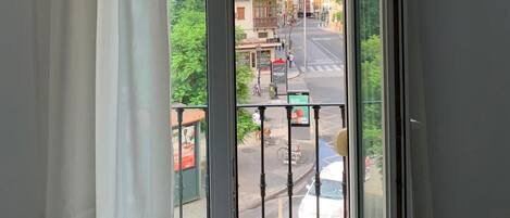 خزنة داخل الغرفة ومكتب وتجهيزات عازلة للصوت وأسرّة أطفال/رضّع (مجانًا)