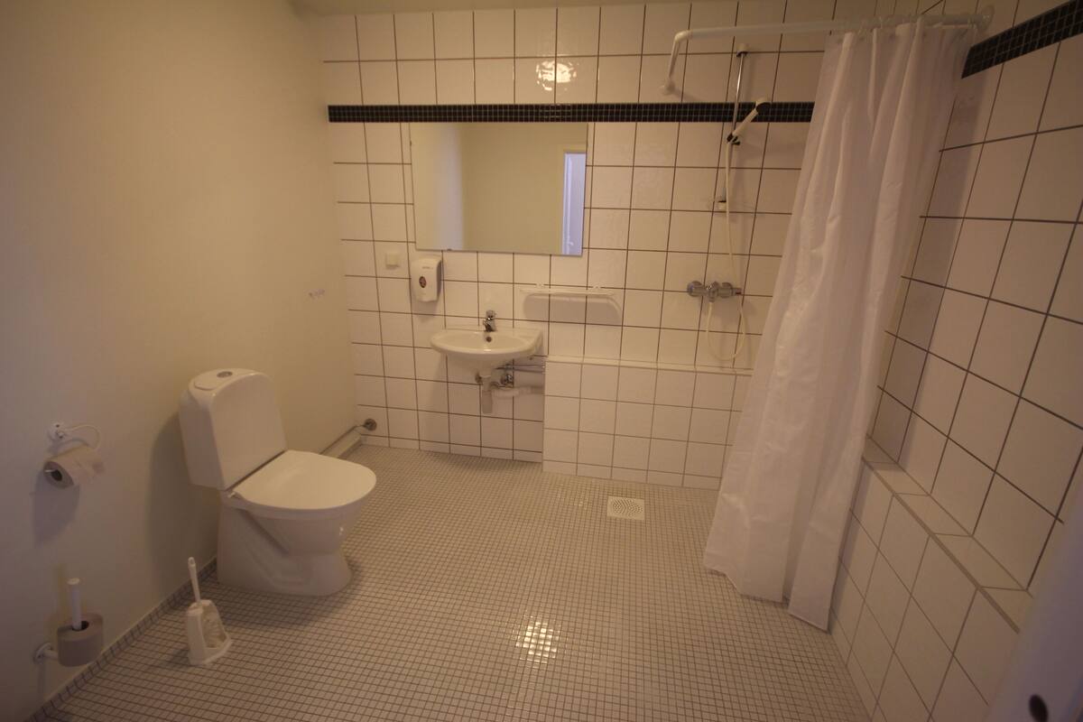 shower, heated floors, towels