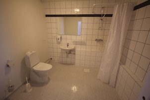 Chuveiro, piso aquecido, toalhas de banho