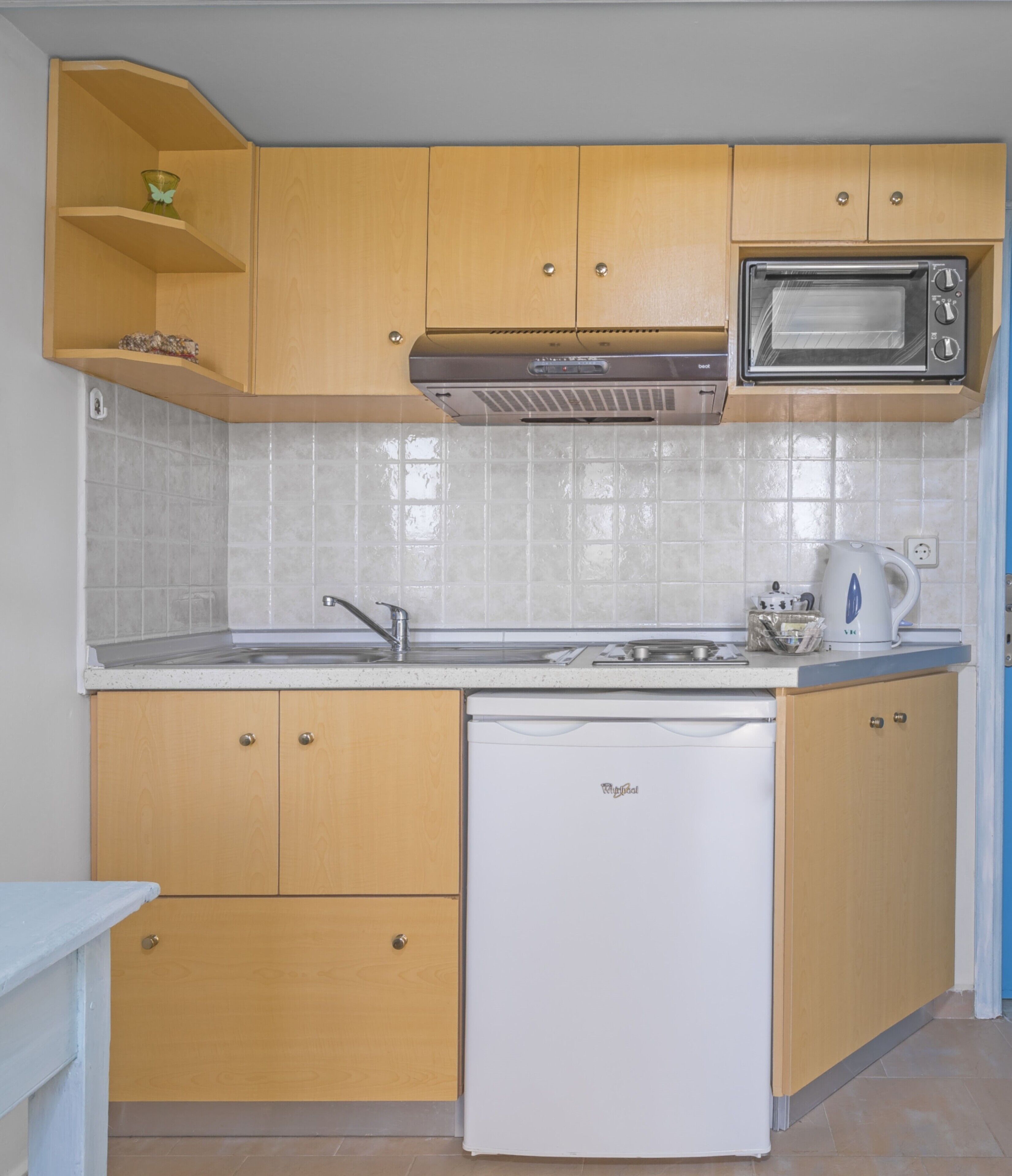 standard studio, partial sea view, ground floor | private kitchen | full-sized fridge, coffee/tea maker, cookware/dishes/utensils