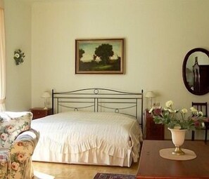 Hypo-allergenic bedding, in-room safe, individually decorated - Hotel Appartement Villa Ulenburg (Dresden)