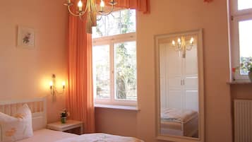 Single Room, Kitchen | 1 bedroom, hypo-allergenic bedding, in-room safe, individually decorated