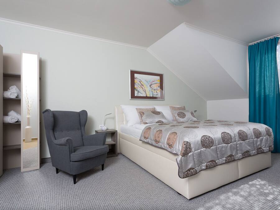 Hypo-allergenic bedding, minibar, desk, blackout curtains