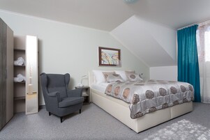 Suite | Hypo-allergenic bedding available, minibar, desk, blackout drapes