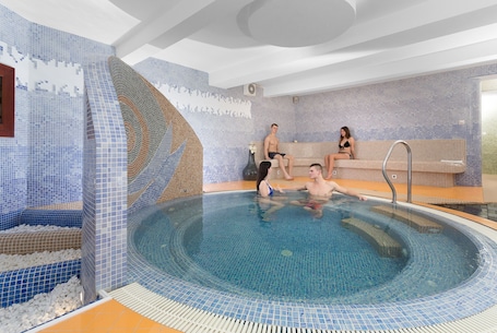 Indoor spa tub