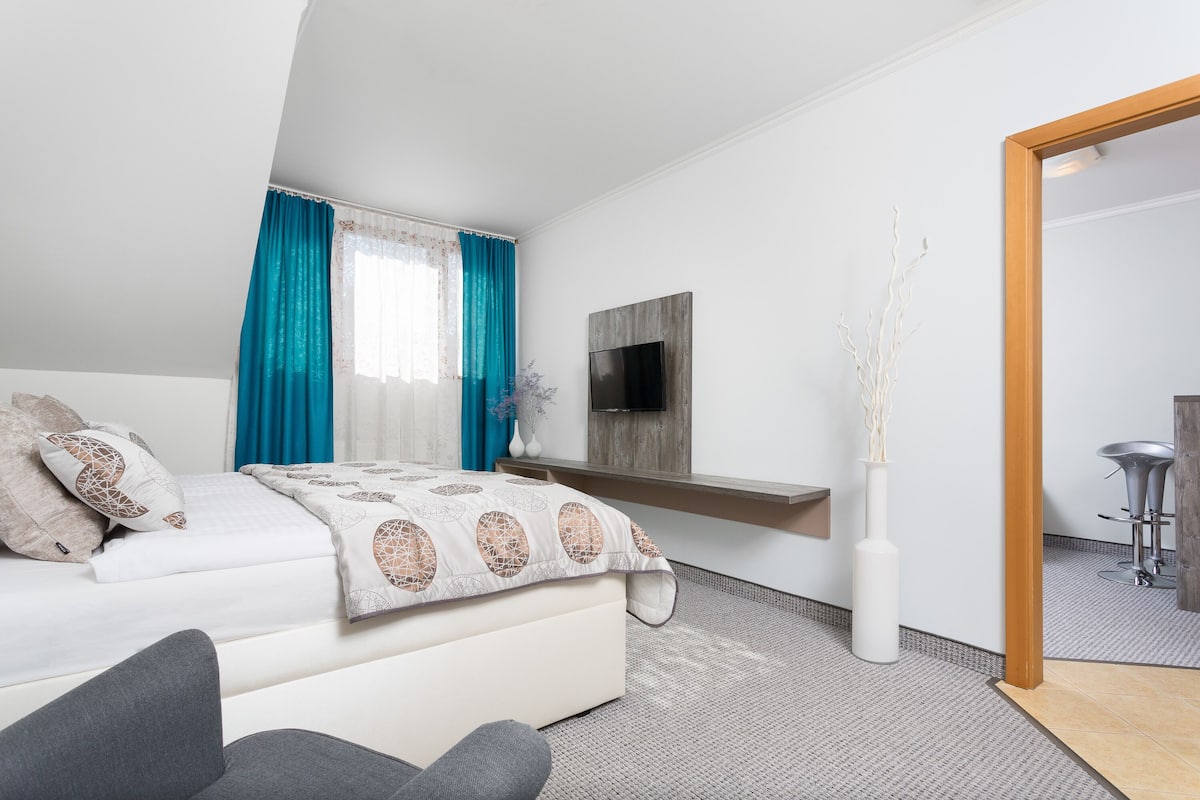 suite | 1 bedroom, hypo-allergenic bedding, minibar, desk