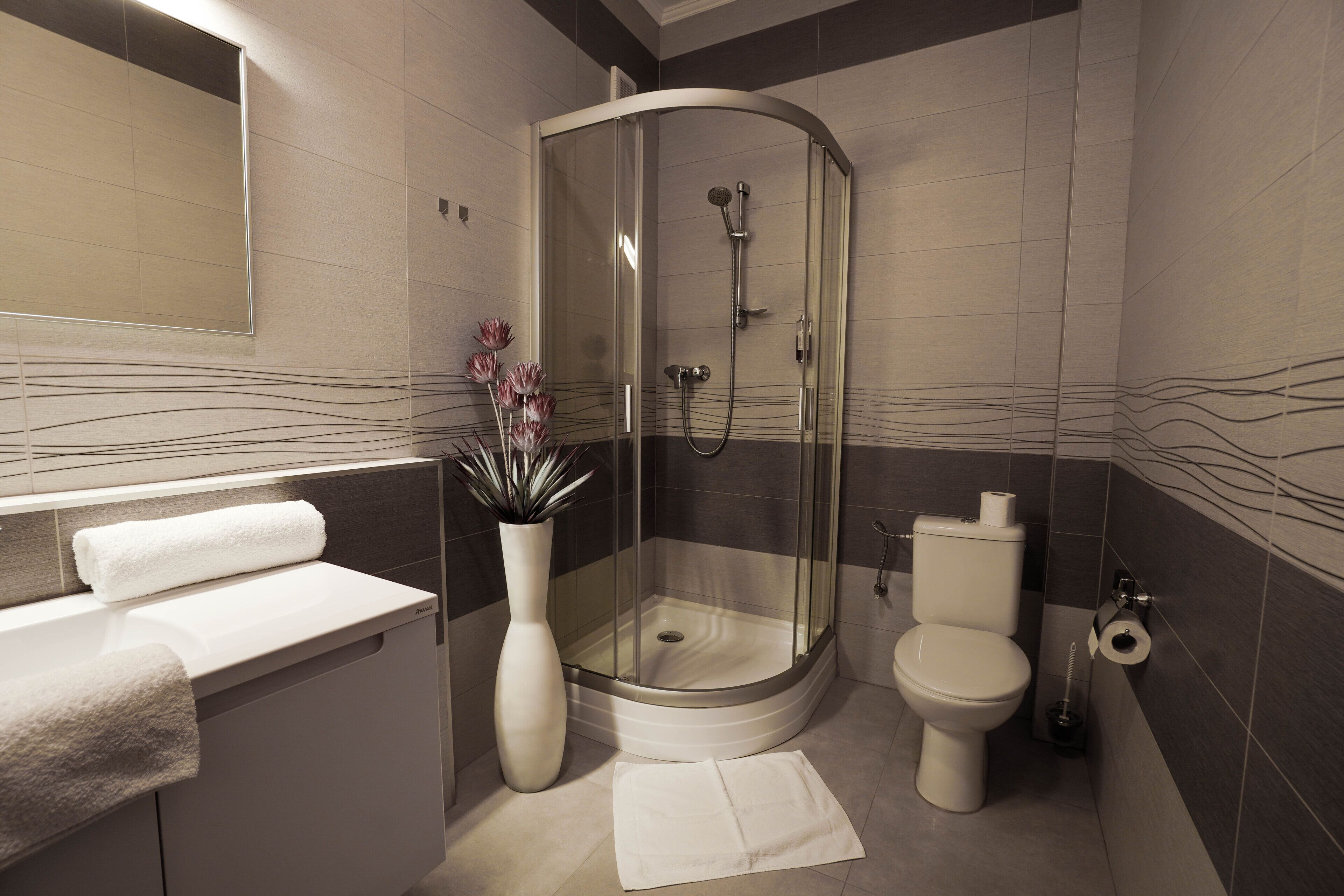 business double room (extra bed) | bathroom | shower, free toiletries, hair dryer, slippers