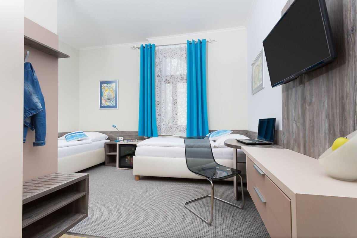 business double room | 1 bedroom, hypo-allergenic bedding, minibar, desk