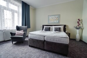 Kamar Double Bisnis | Seprai antialergi, minibar, meja kerja, dan tirai kedap cahaya