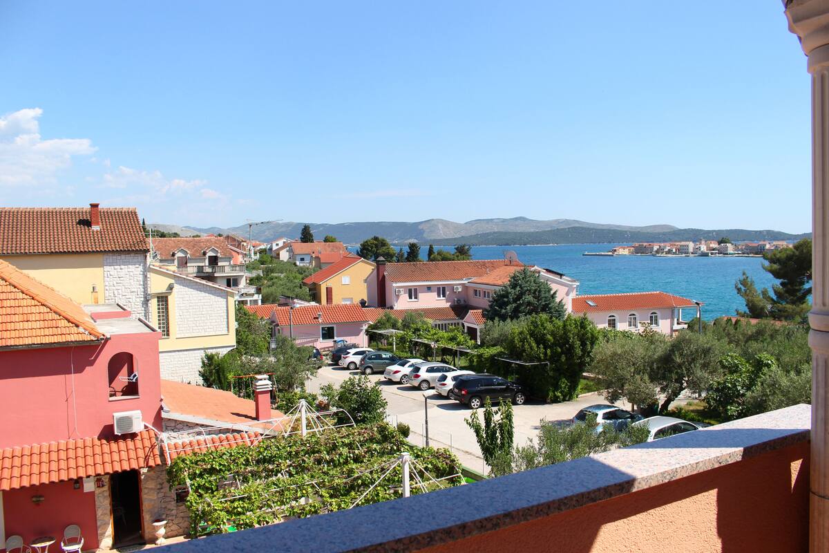 Apartment for 3 people | 4 yatak odası, kaliteli yatak takımı, masa, ücretsiz beşik/çocuk yatağı