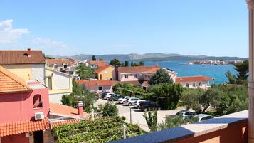 4 bedrooms, premium bedding, desk, free cots/infant beds