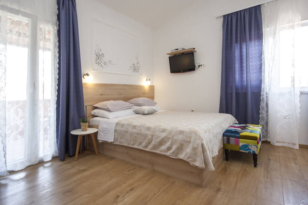 Apartment for 3 people | 4 bedrooms, premium bedding, desk, cribs (free)