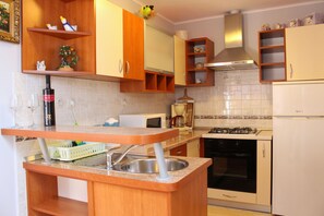 4 عدّة غرف نوم وأغطية فراش متميزة ومكتب وأسرّة أطفال/رضّع (مجانًا)