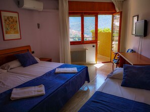 Superior Triple Room | Down comforters, Select Comfort beds, in-room safe - Hotel Felipe II (Ayna)