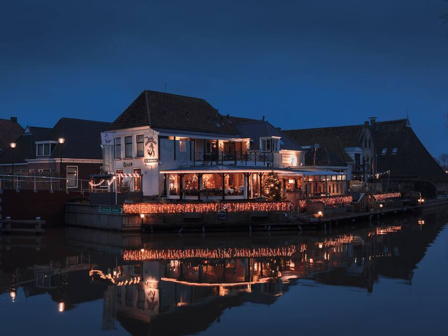 Fachada da propriedade à noite