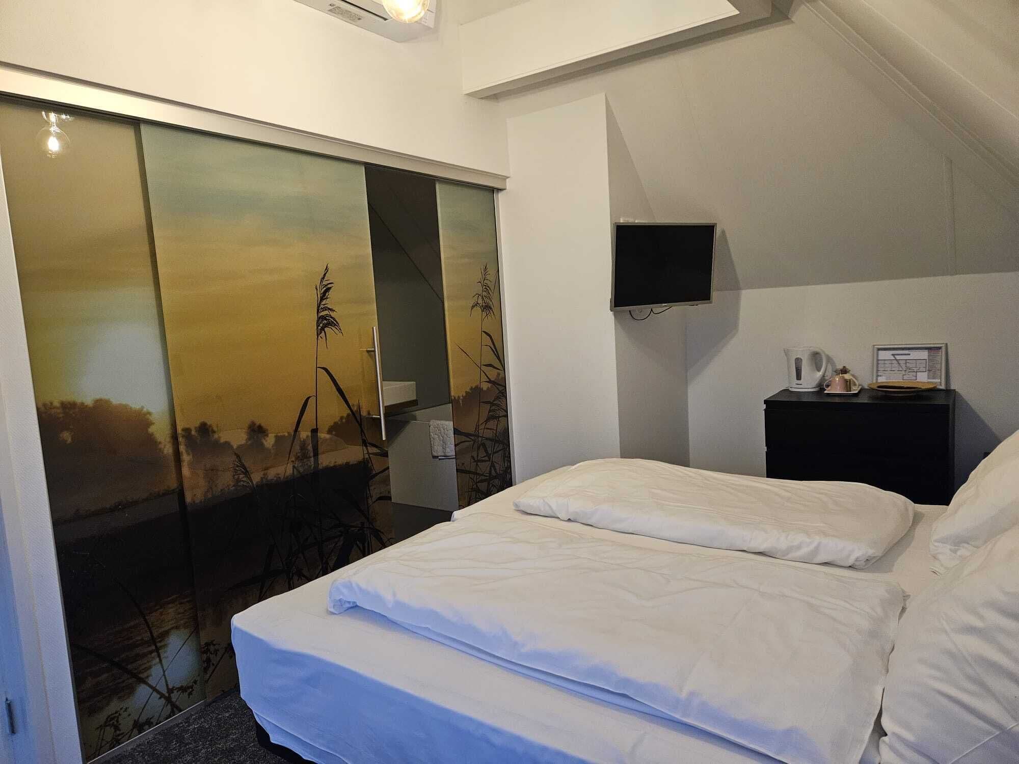 comfort double room, bathtub | in-room safe, free wifi, bed sheets