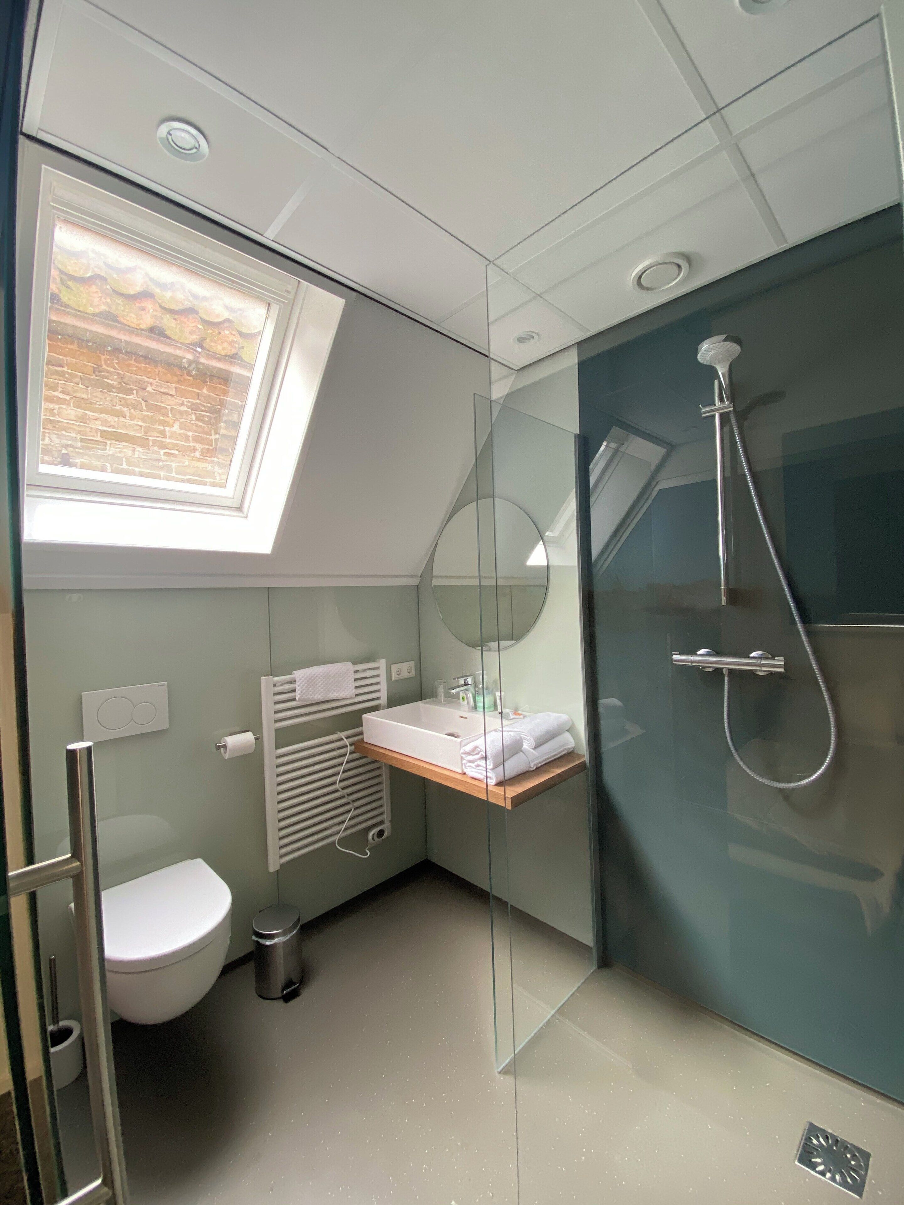 standard double room | bathroom | free toiletries, hair dryer, towels, soap