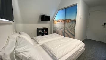 Quarto casal standard | Cofres nos quartos, Wi-Fi de cortesia, roupa de cama