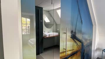 Comfort tweepersoonskamer, balkon, uitzicht op kanaal | 1 slaapkamer, een kluis op de kamer, gratis wifi, beddengoed