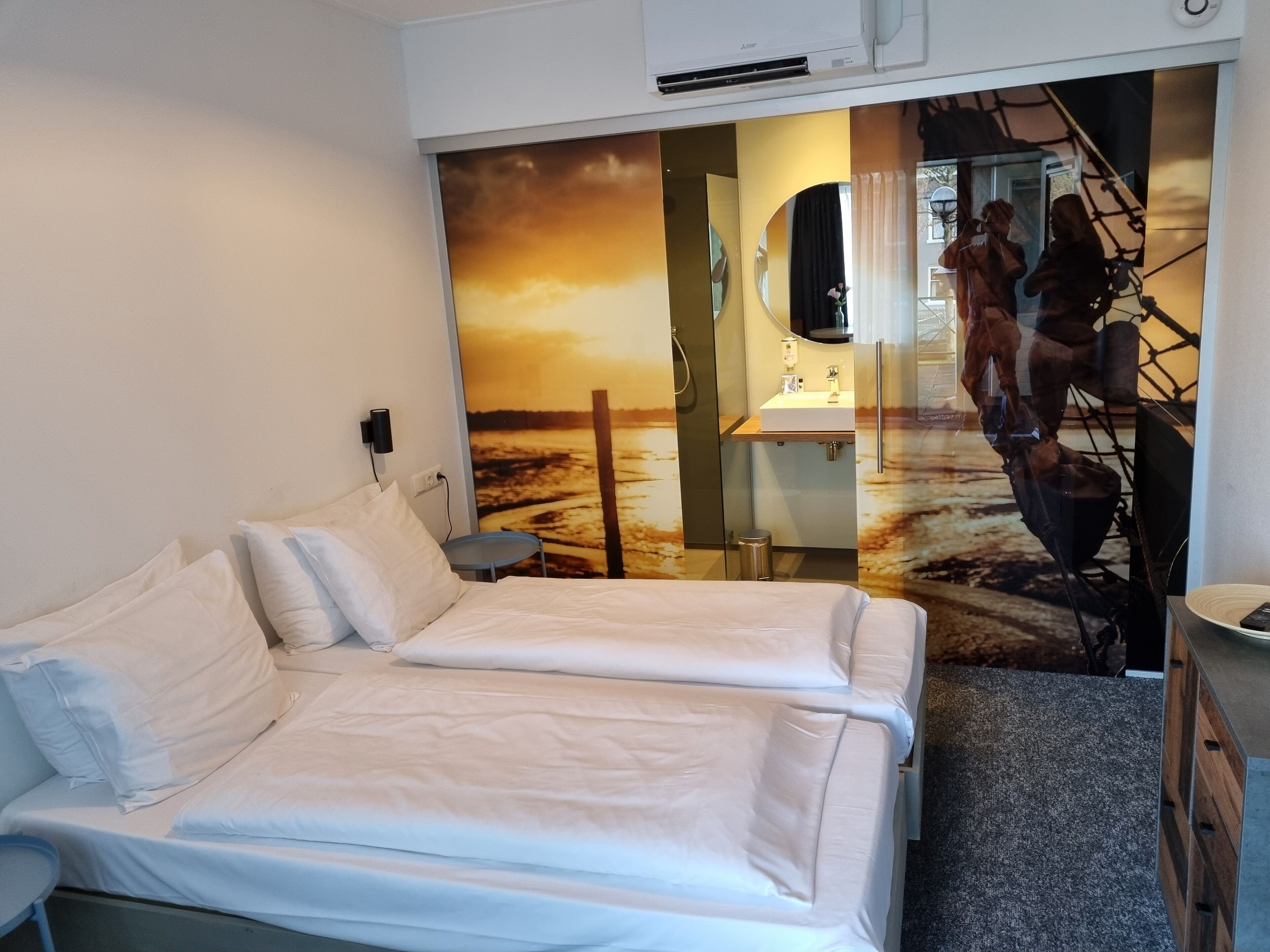 economy double room | in-room safe, free wifi, bed sheets