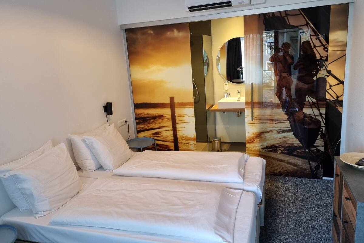 economy double room | in-room safe, free wifi, bed sheets