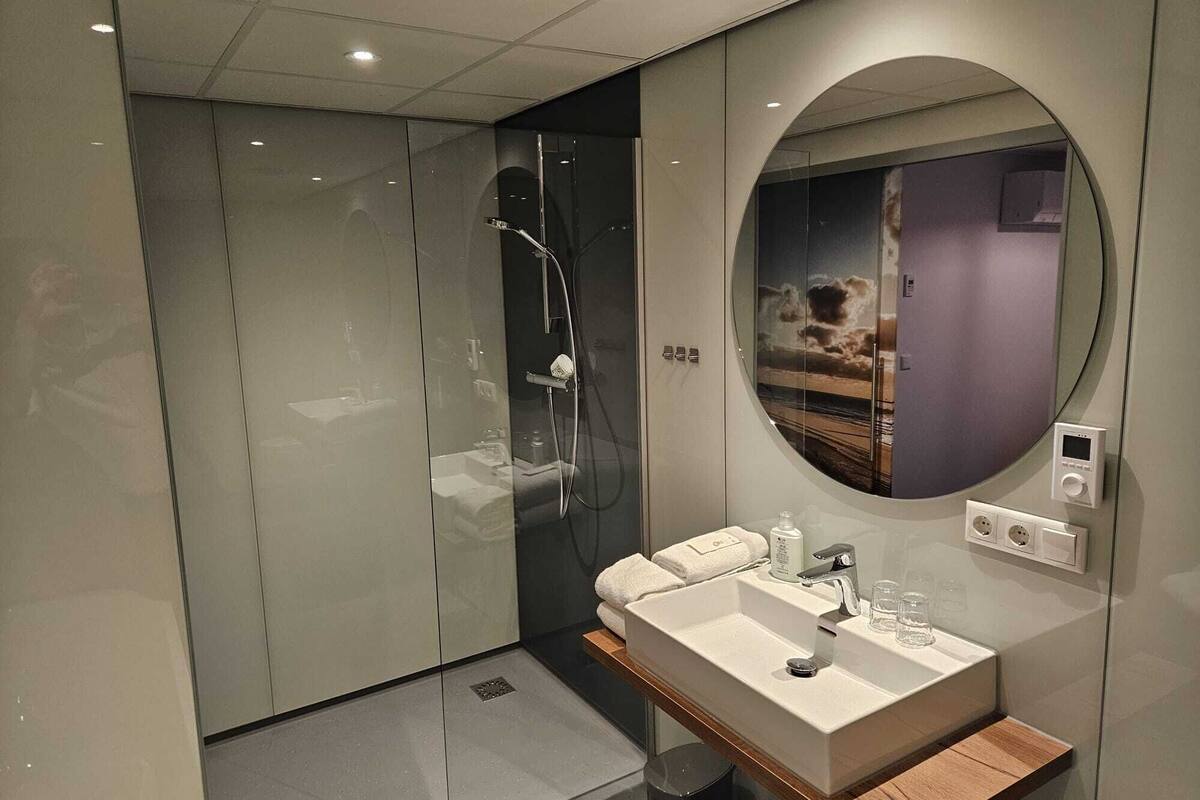 comfort double room, bathtub | bathroom | free toiletries, hair dryer, towels, soap