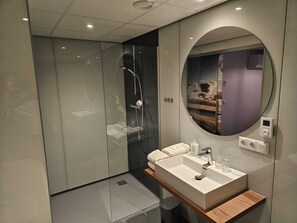 Chambre Double Confort, baignoire | Salle de bain