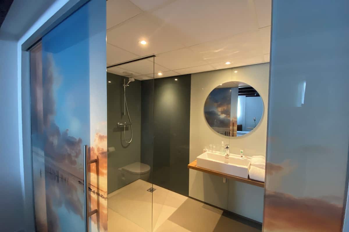 economy double room | bathroom | free toiletries, hair dryer, towels, soap