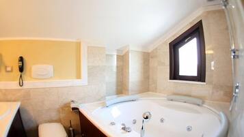 Secadora de cabello, batas, pantuflas, toallas