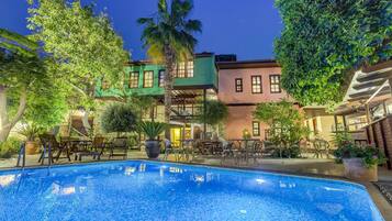 Een buitenzwembad, gratis zwembadcabana's, parasols voor strand/zwembad