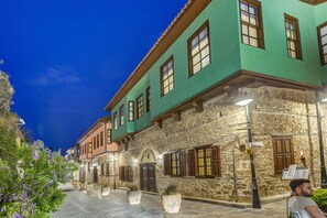 Fassade der Unterkunft – Abend/Nacht