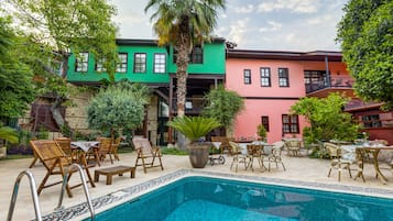 Una piscina al aire libre, cabañas de piscina gratuitas, sombrillas