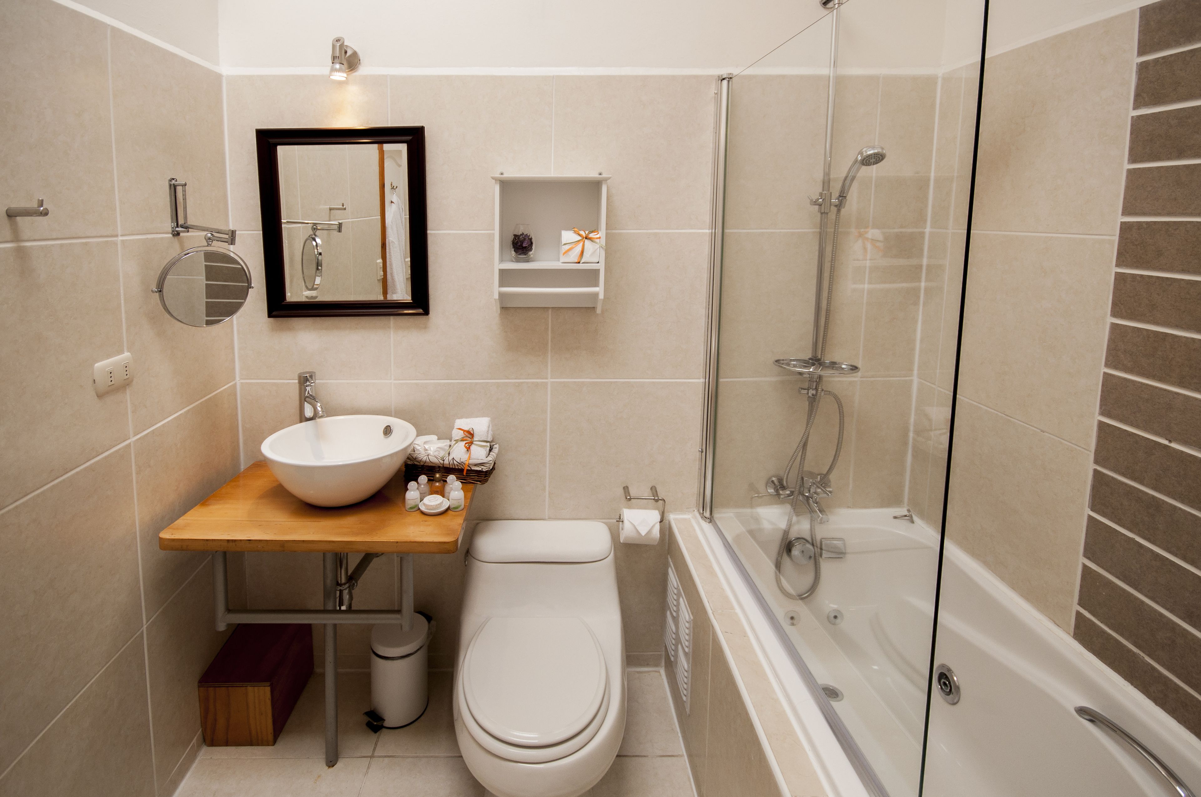 premium room, balcony, sea view | bathroom | combined shower/bathtub, hair dryer, towels