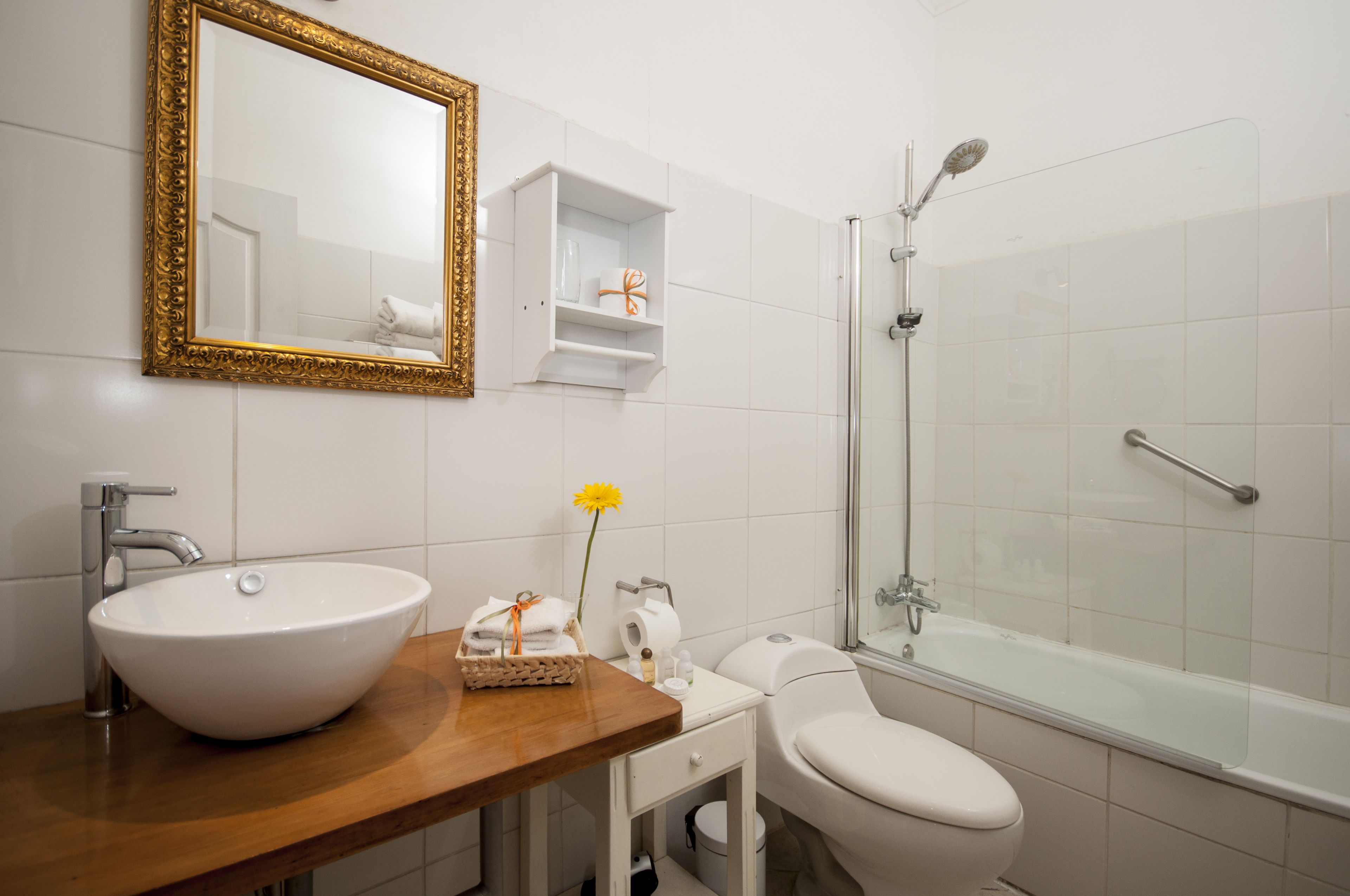 superior room, balcony, sea view | bathroom | combined shower/bathtub, hair dryer, towels