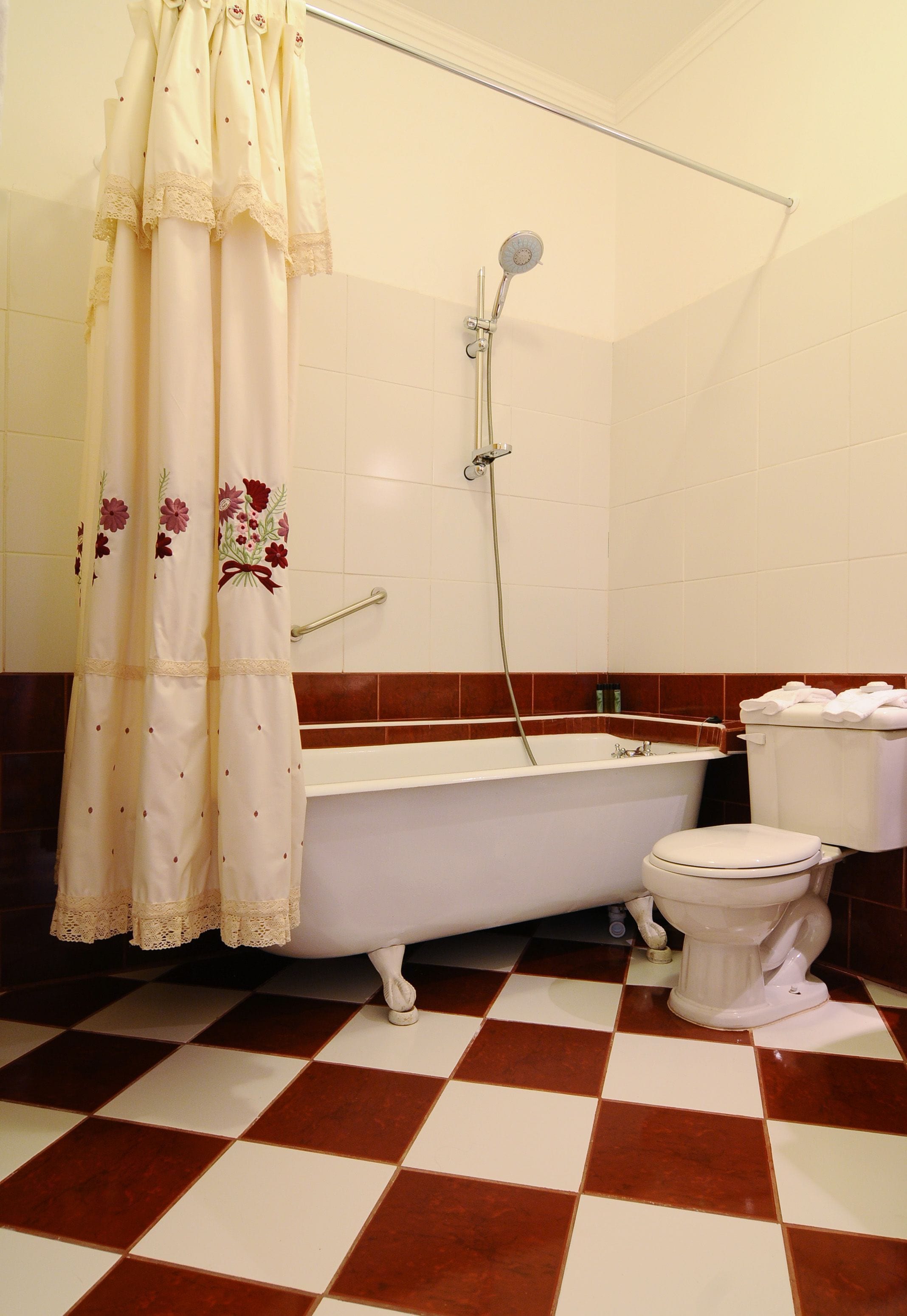 superior room, balcony, sea view | bathroom | combined shower/bathtub, hair dryer, towels
