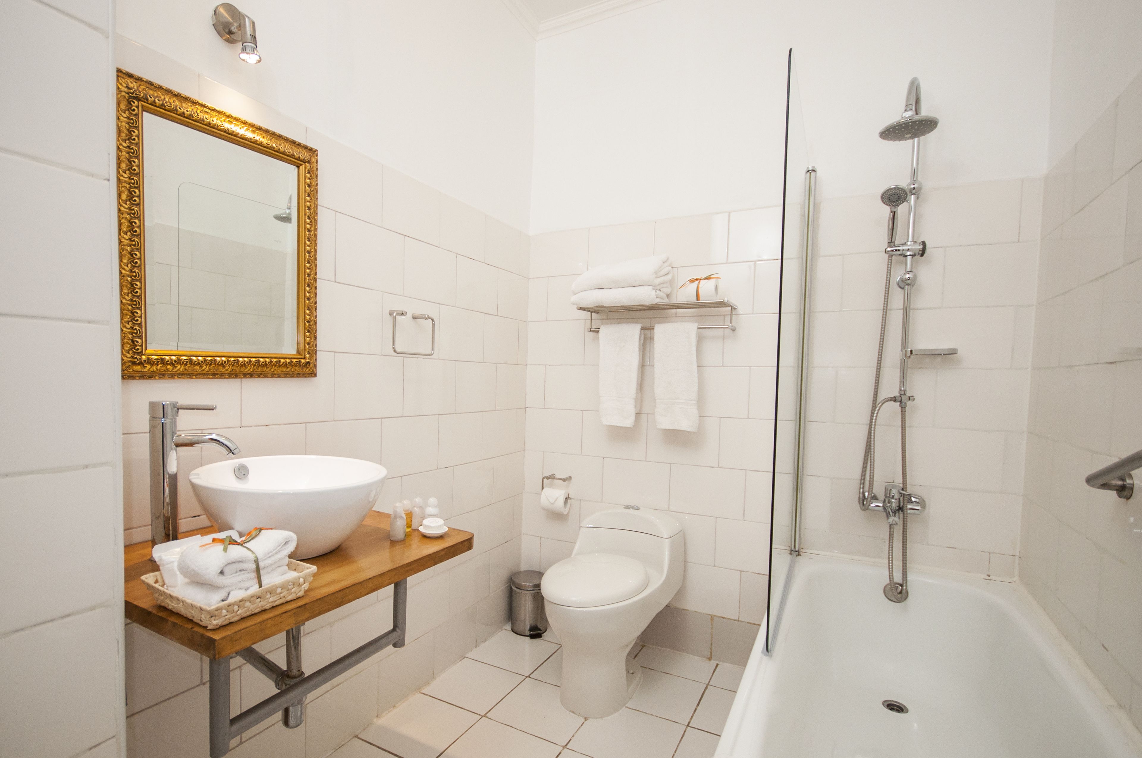 superior room, balcony, sea view | bathroom | combined shower/bathtub, hair dryer, towels