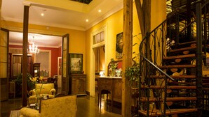 Una sala de estar amplia con escalera, comedor y cocina.