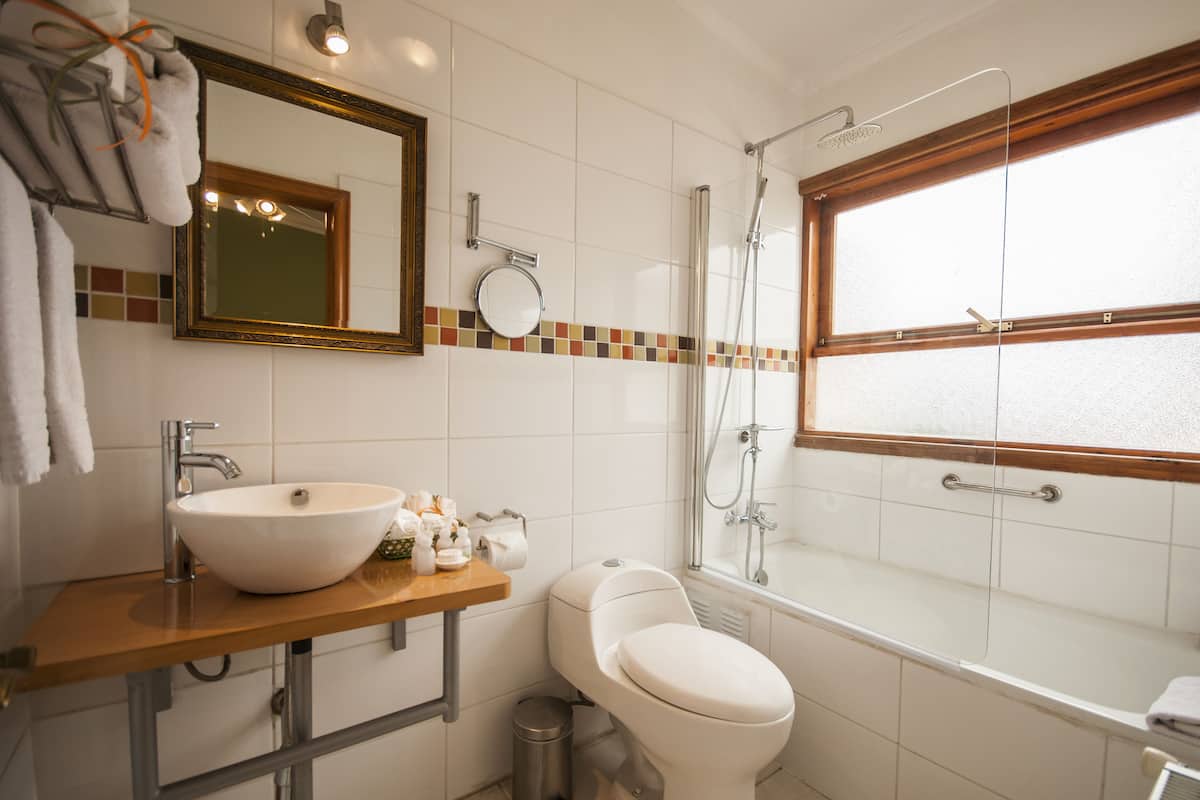 standard room, balcony, hill view | bathroom | combined shower/bathtub, hair dryer, towels