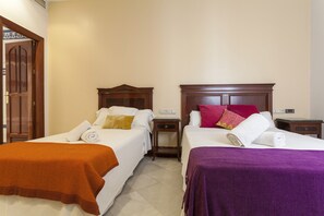 Triple Room | Bathroom | Hair dryer, towels - Hotel Baco (Seville)