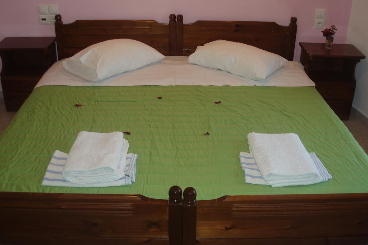 Economy Studio | 1 bedroom, in-room safe, desk, laptop workspace
