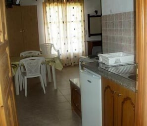 Fridge, oven, stovetop, coffee/tea maker - Hellen Studios (Skiathos)