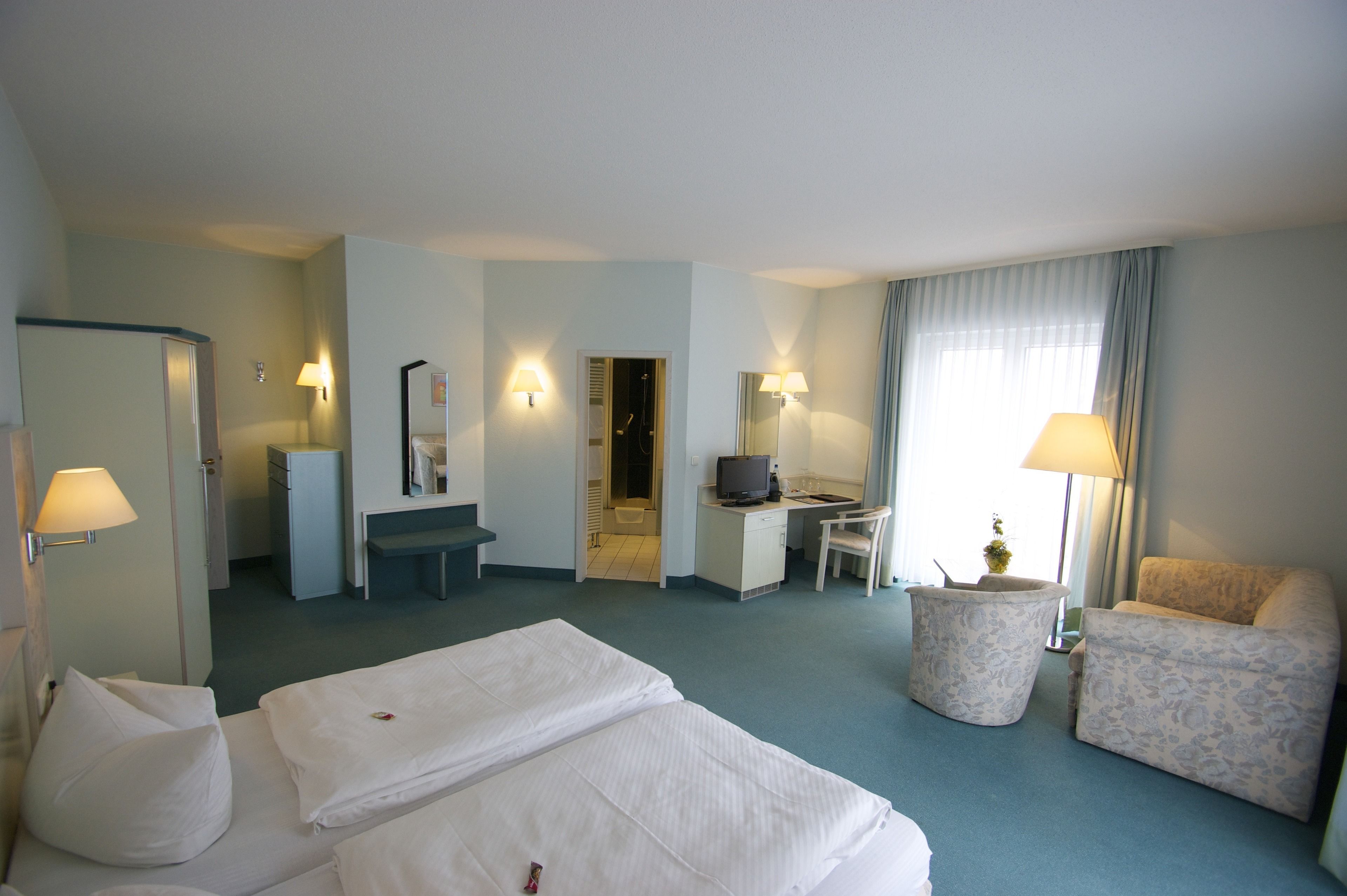 standard triple room | minibar, desk, blackout curtains, bed sheets