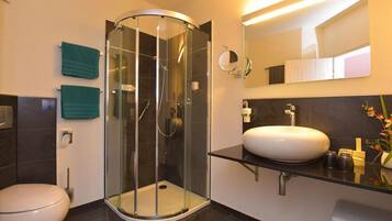 Dusche, kostenlose Toilettenartikel, Haartrockner, HandtĂŒcher
