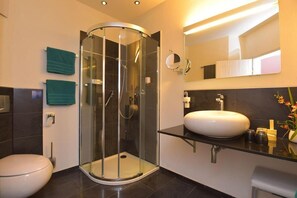 Shower, free toiletries, hair dryer, towels - Altstadthotel An Der Werra (Meiningen)